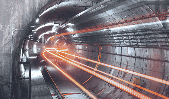 Immagine da un tunnel illuminato di grigio