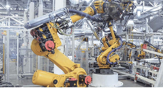 Un robot industriale giallo in un capannone industriale