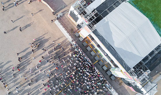 Vista aerea di un palco all'aperto con pubblico