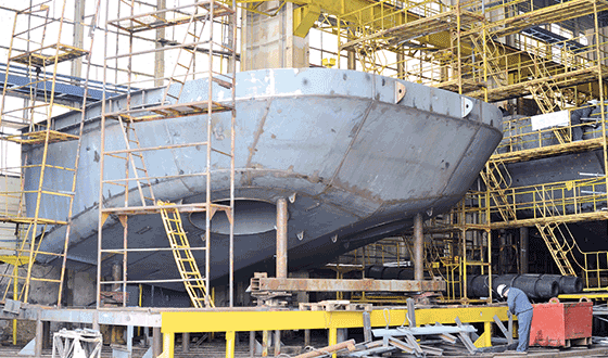 Scafo di una nave durante la costruzione in un cantiere navale