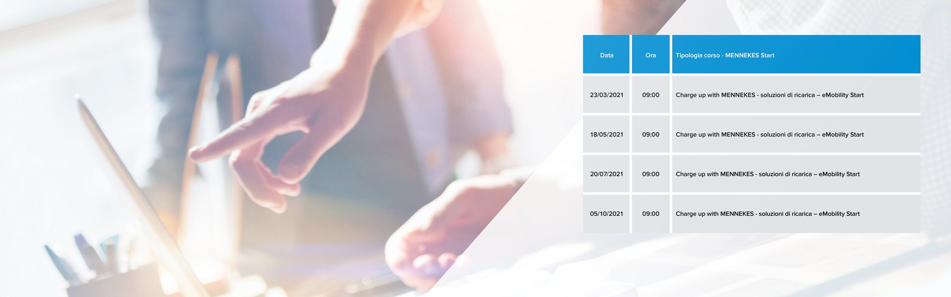 Illustrazione di una mano che punta e un programma dei webinar