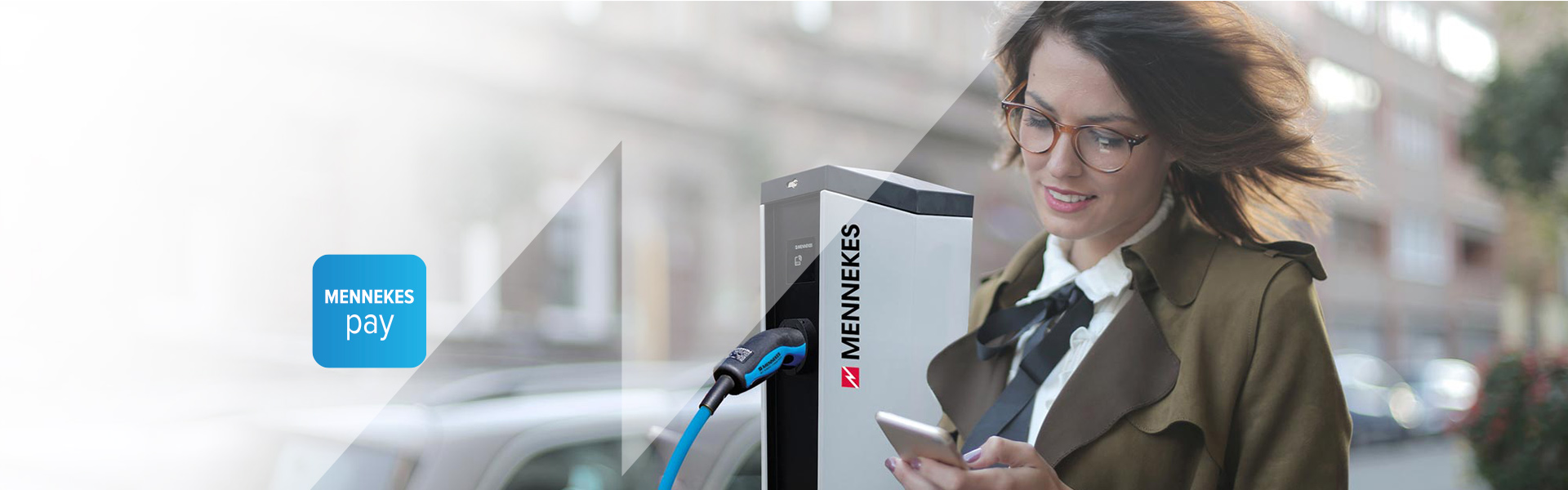 una donna bruna che guarda uno smartphone