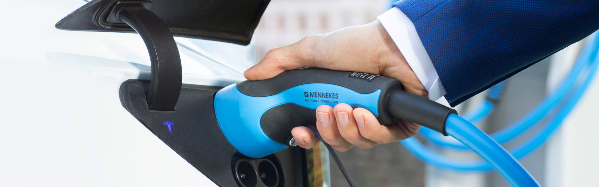 MENNEKES Ladekabel lädt ein Elektroauto