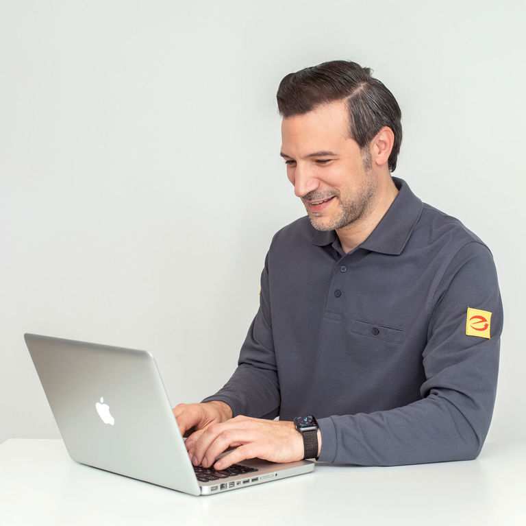 Elektroinstallateur informiert sich über Elektromobilität