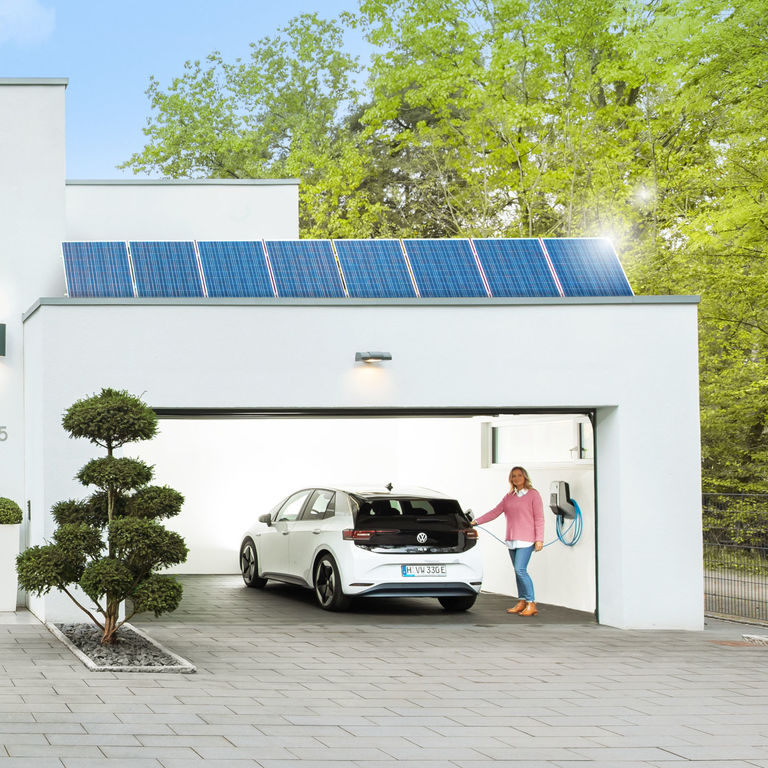 Wallbox in Garage mit Solaranlage auf dem Dach