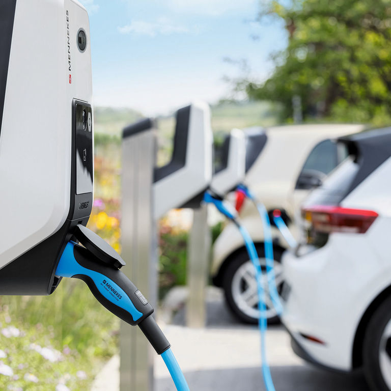 Elektroautos laden auf einem Kundenparkplatz