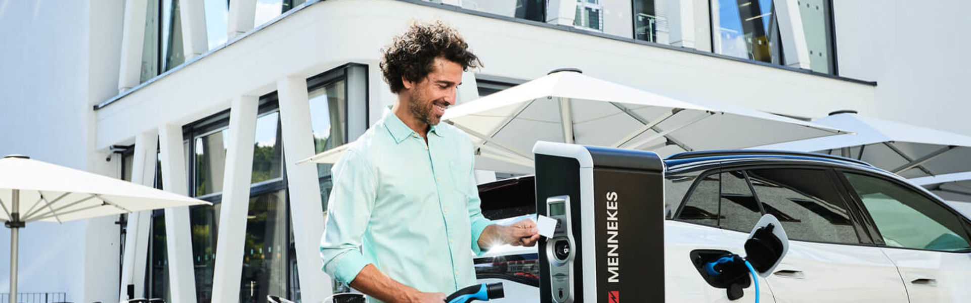 E-Autofahrer lädt an einer öffentlichen Ladesäule